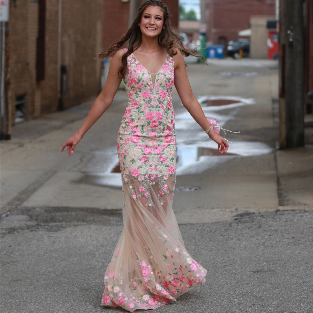 An elegant Sherri Hill prom dress!! 💕💛
